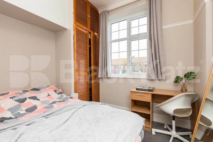 Available from September A stunning and modern three bedroom apartment Vivian Avenue, Parade Mansions Vivian Avenue, NW4,  Parade Mansions Vivian Avenue