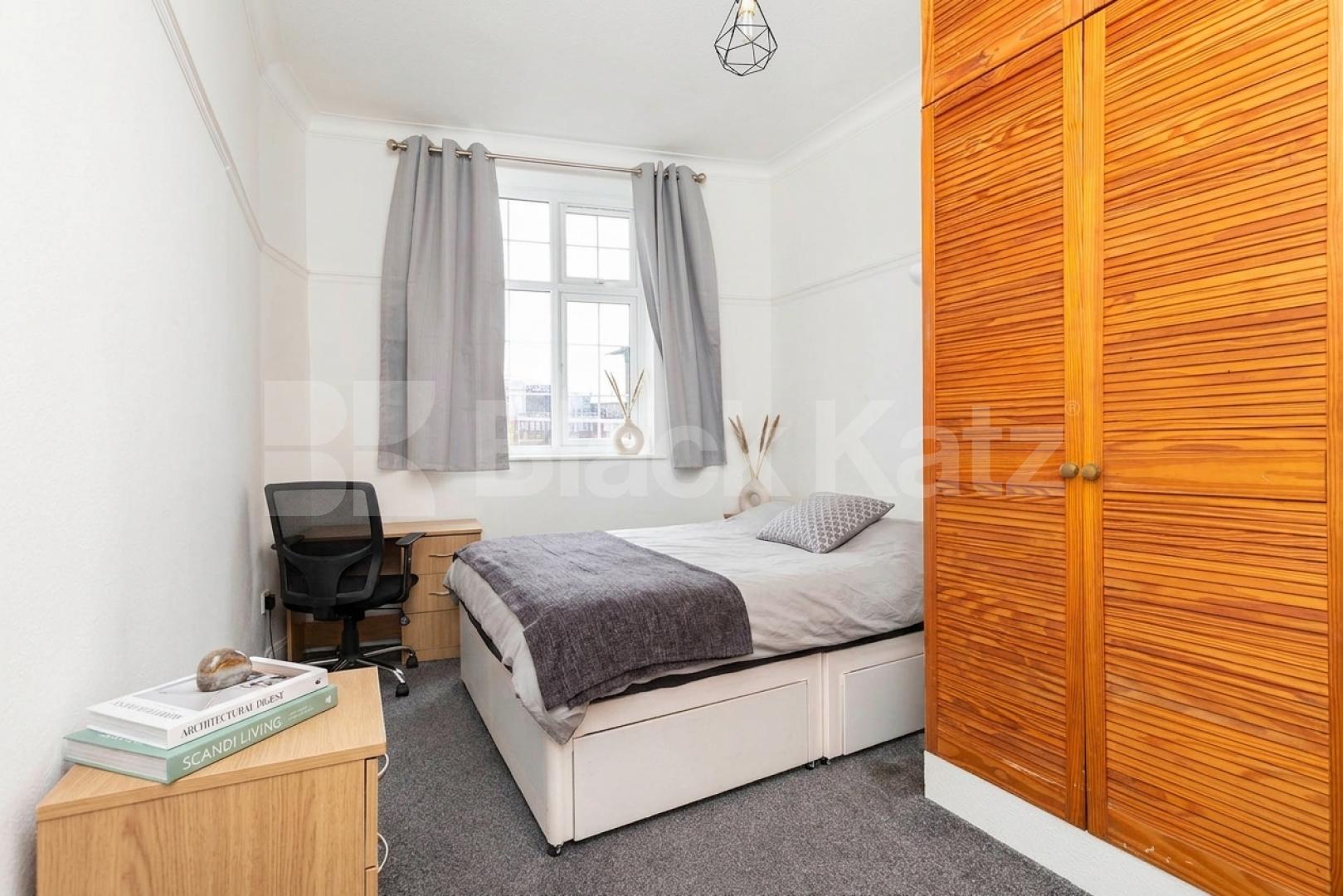 Available from September A stunning and modern three bedroom apartment Vivian Avenue, Parade Mansions Vivian Avenue, NW4,  Parade Mansions Vivian Avenue