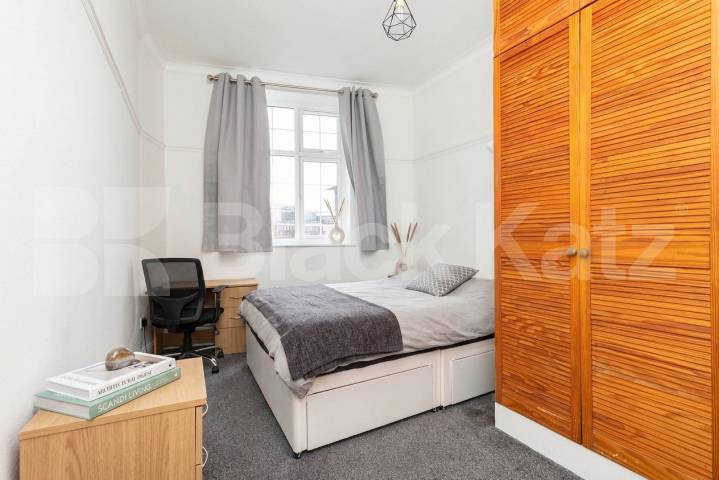 Available from September A stunning and modern three bedroom apartment Vivian Avenue, Parade Mansions Vivian Avenue, NW4,  Parade Mansions Vivian Avenue