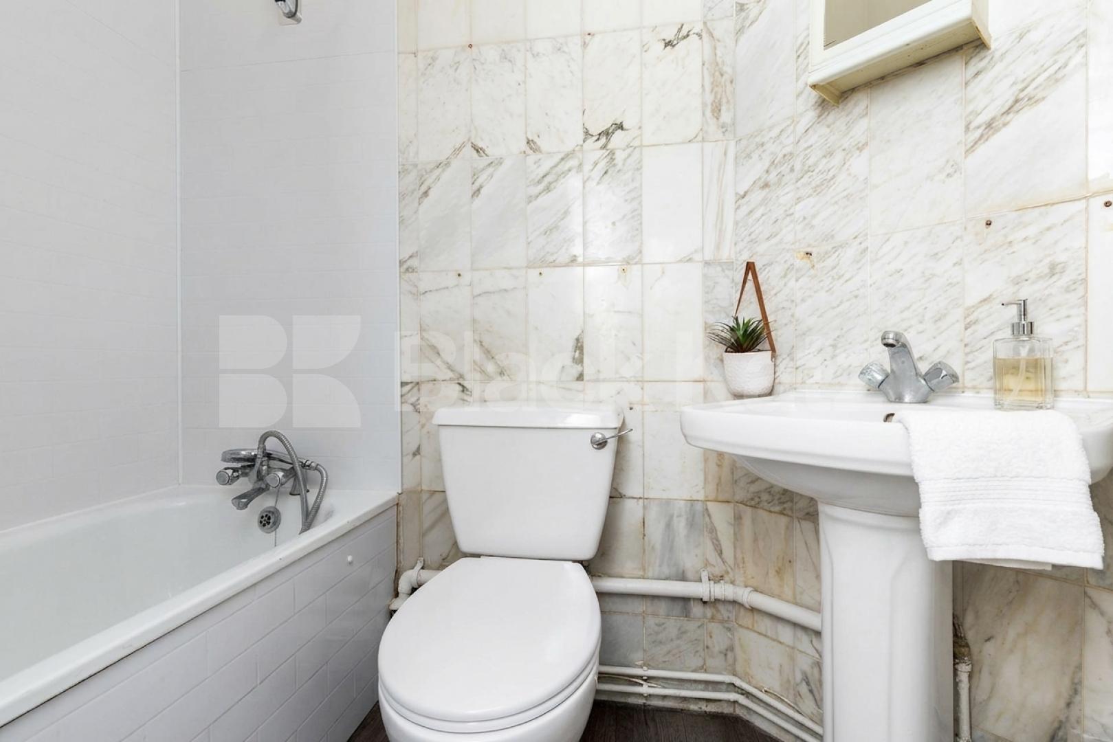 Available from September A stunning and modern three bedroom apartment Vivian Avenue, Parade Mansions Vivian Avenue, NW4,  Parade Mansions Vivian Avenue