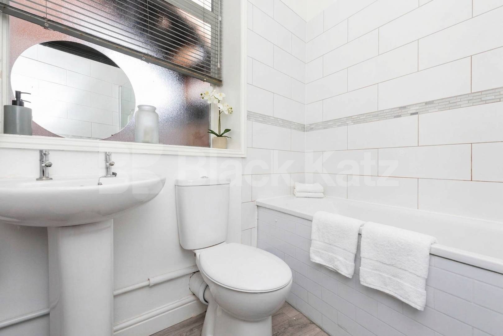 Available from September A stunning and modern three bedroom apartment Vivian Avenue, Parade Mansions Vivian Avenue, NW4,  Parade Mansions Vivian Avenue