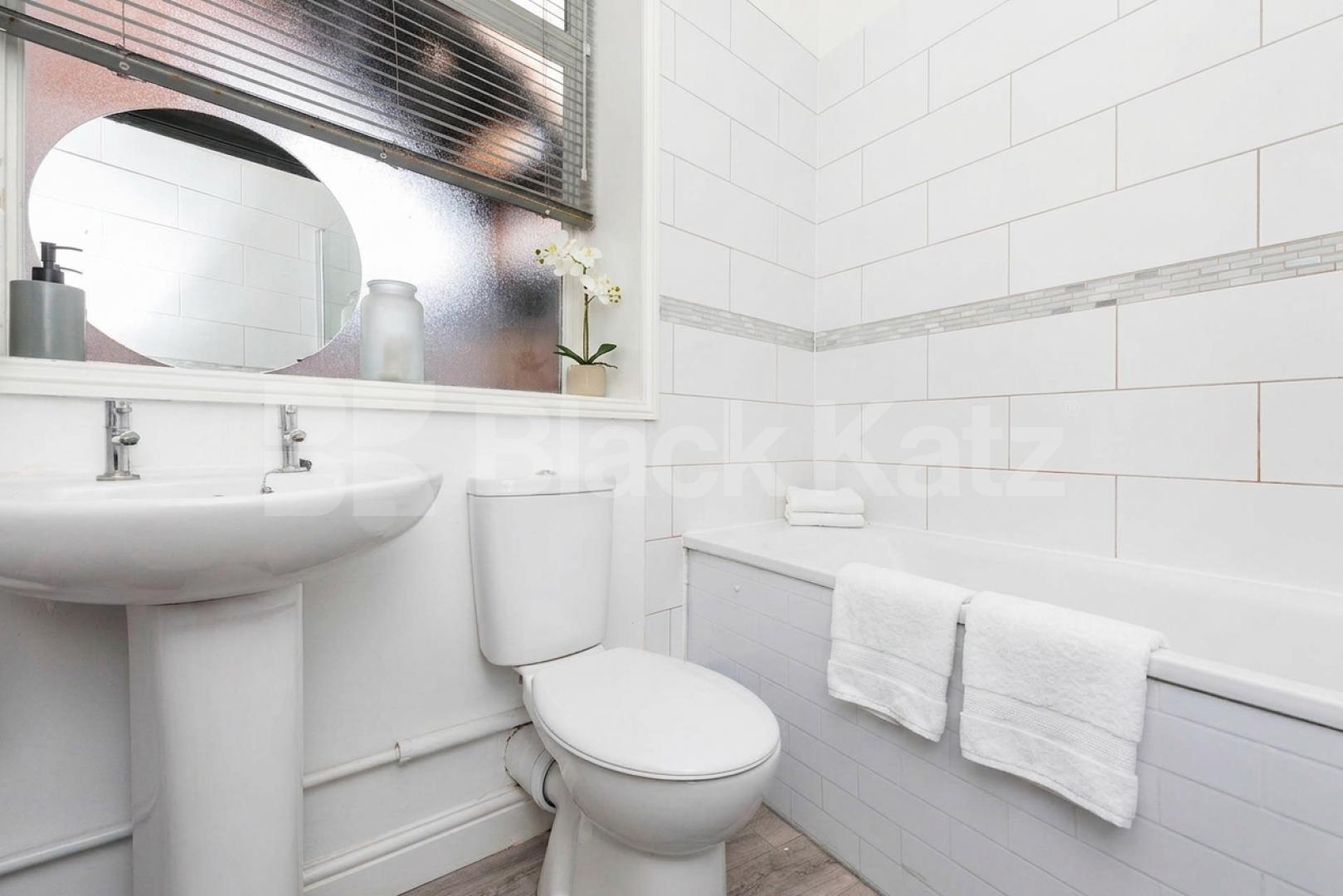 Available from September A stunning and modern three bedroom apartment Vivian Avenue, Parade Mansions Vivian Avenue, NW4,  Parade Mansions Vivian Avenue