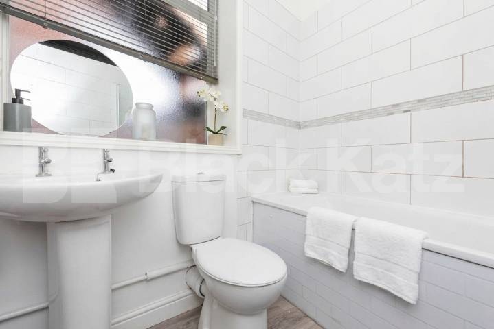 Available from September A stunning and modern three bedroom apartment Vivian Avenue, Parade Mansions Vivian Avenue, NW4,  Parade Mansions Vivian Avenue