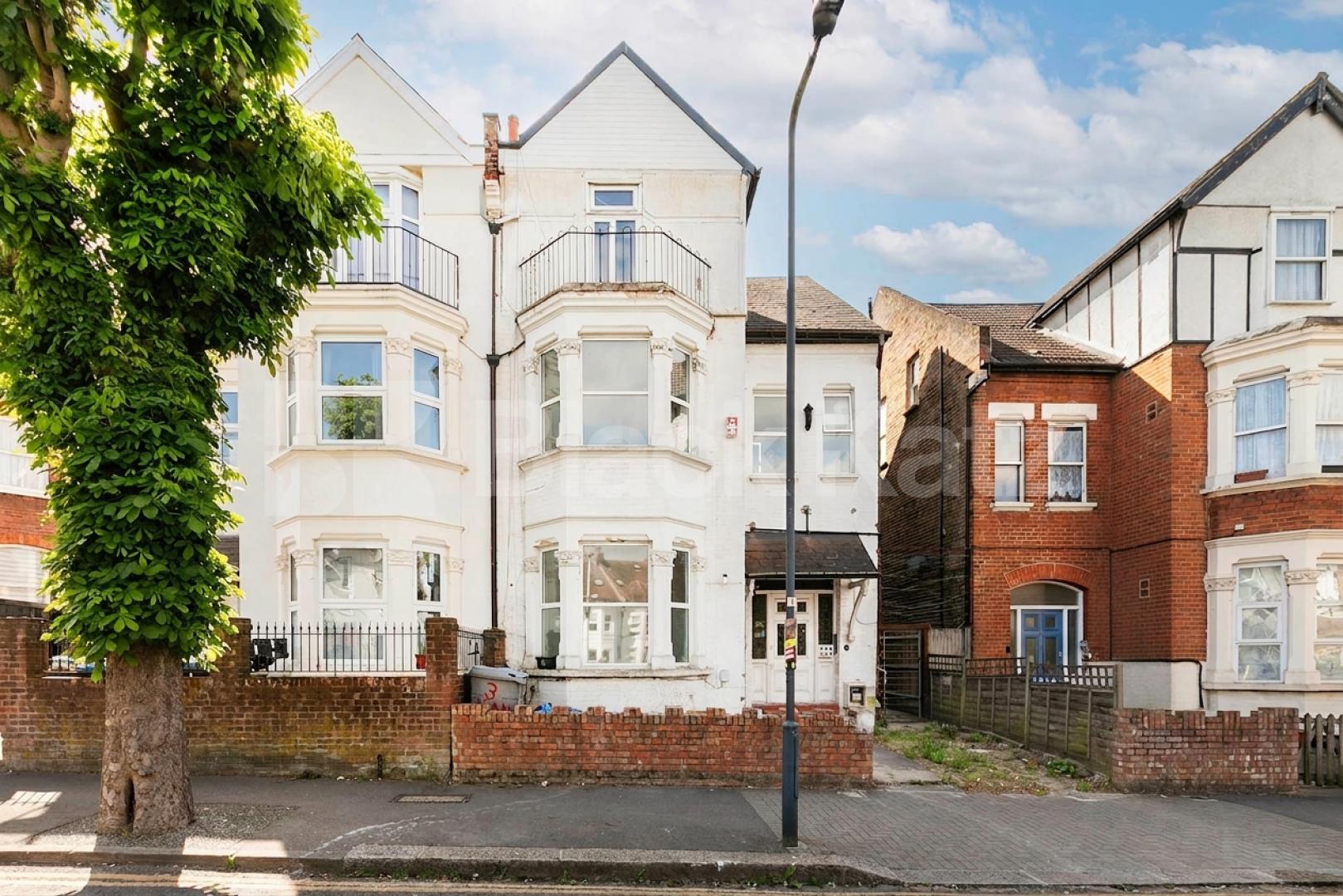 A beautifully renovated studio apartment available now on Dean Road, offering modern, self-contained living in a convenient location.This bright and well-presented property has just undergone a full refurbishment throughout, featuring fresh décor, u Dean Road, Willesden Green, (Inclusive of water),  London