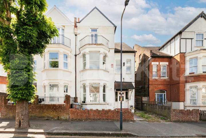 Dean Road, Willesden Green, (Inclusive of water),  London