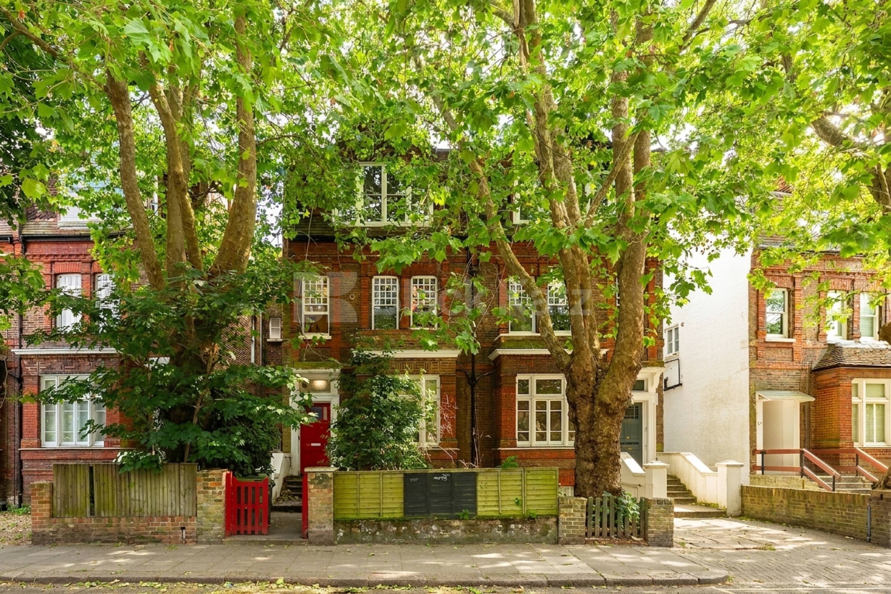 Available end of July- A modern, split level, four bedrooms two bathrooms apartment set in a very well maintained Victorian conversion Broadhurst Gardens, London, NW6,  London NW6