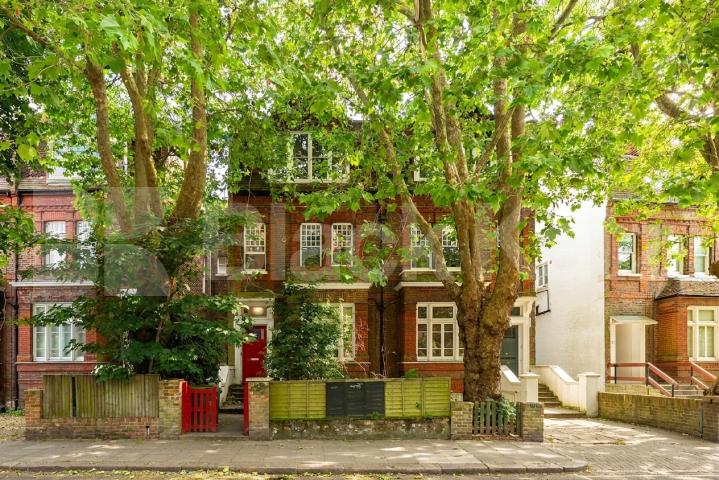 Available end of July- A modern, split level, four bedrooms two bathrooms apartment set in a very well maintained Victorian conversion Broadhurst Gardens, London, NW6,  London