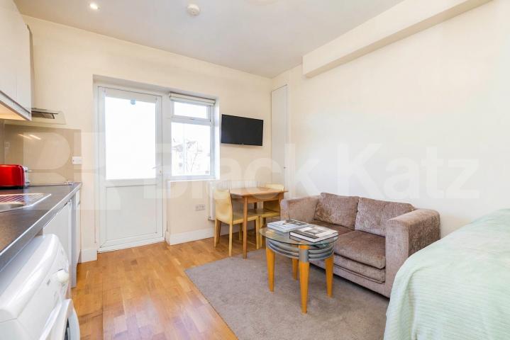 We are pleased to present this modern studio apartment in the heart of Cricklewood that benefits from its own entrance Hendon Way, London, NW2 (Inclusive of Wifi, water and hot water),  London