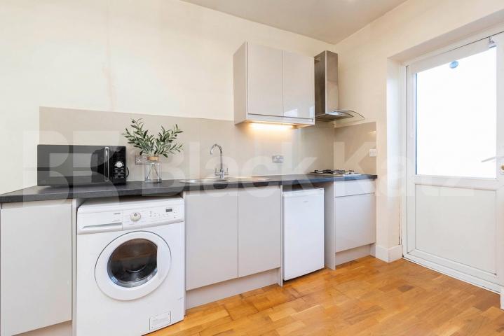 We are pleased to present this modern studio apartment in the heart of Cricklewood that benefits from its own entrance Hendon Way, London, NW2 (Inclusive of Wifi, water and hot water),  London