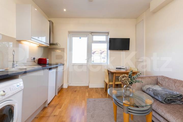 We are pleased to present this modern studio apartment in the heart of Cricklewood that benefits from its own entrance Hendon Way, London, NW2 (Inclusive of Wifi, water and hot water),  London