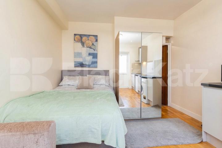 We are pleased to present this modern studio apartment in the heart of Cricklewood that benefits from its own entrance Hendon Way, London, NW2 (Inclusive of Wifi, water and hot water),  London