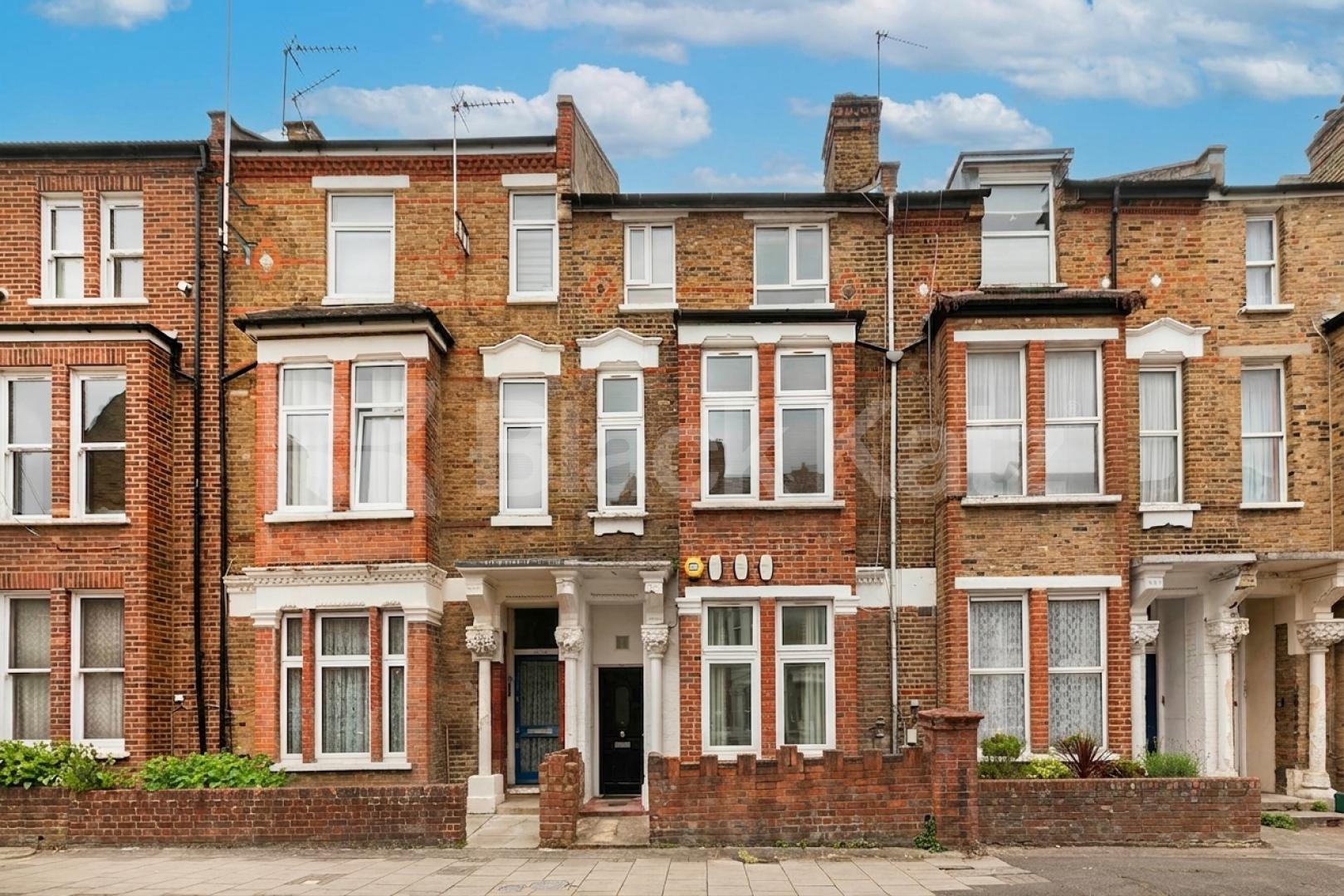 Located on the sought-after Charteris Road in the heart of Queens Park, this beautifully redecorated two-bedroom, two-bathroom apartment offers stylish and contemporary living.The property features two generous double bedrooms, both with space for de Charteris Road, Queens Park, NW6,  London