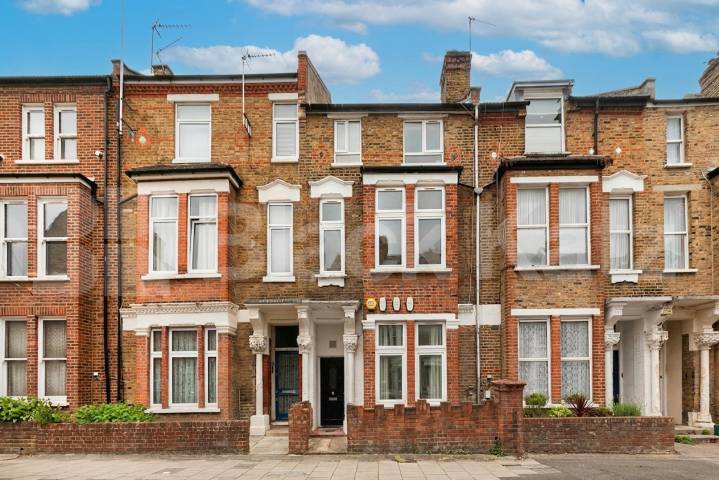 Located on the sought-after Charteris Road in the heart of Queens Park, this beautifully redecorated two-bedroom, two-bathroom apartment offers stylish and contemporary living.The property features two generous double bedrooms, both with space for de Charteris Road, Queens Park, NW6,  London