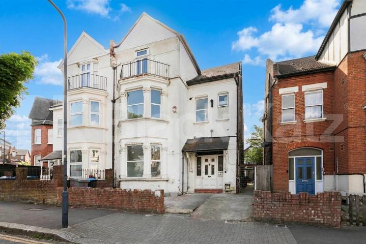 Spacious one-bedroom flat available to rent on Dean Road, NW2 Dean Road, London, NW2,  London