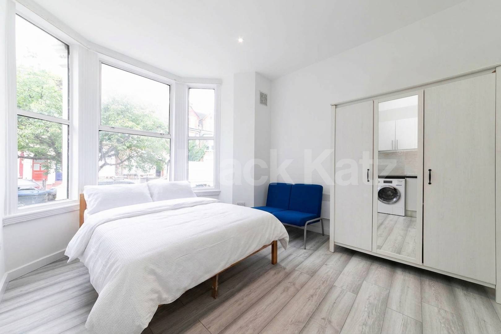Newly renovated and available now, this spacious furnished studio on Callcott Road, NW6 offers excellent value in a great location Callcott Road, London, NW6 (Council tax, gas and water Included),  London