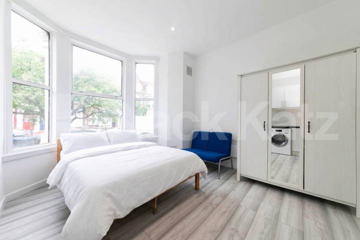 Newly renovated and available now, this spacious furnished studio on Callcott Road, NW6 offers excellent value in a great location Callcott Road, London, NW6 (Council tax, gas and water Included),  London