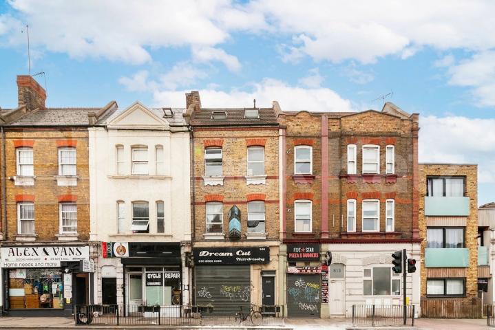 Spacious and well-presented four-bedroom, two-bathroom property located on Harrow Road, NW10, offering generous living accommodation in a convenient and well-connected location Harrow Road, London, NW10,  London