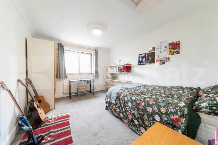 Well-presented three-bedroom furnished property located in the desirable Heathfield Park, NW2 Heathfield Park, London, NW2,  London