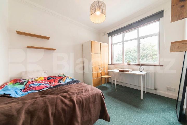 Well-presented three-bedroom furnished property located in the desirable Heathfield Park, NW2 Heathfield Park, London, NW2,  London