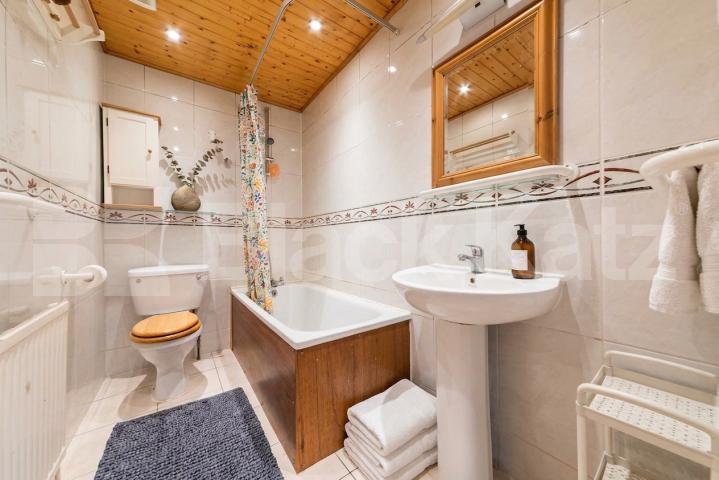 Well-presented three-bedroom furnished property located in the desirable Heathfield Park, NW2 Heathfield Park, London, NW2,  London