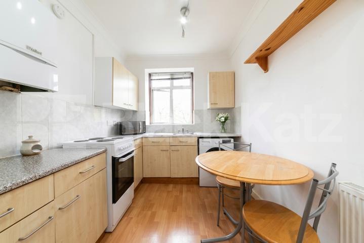 Well-presented three-bedroom furnished property located in the desirable Heathfield Park, NW2 Heathfield Park, London, NW2,  London