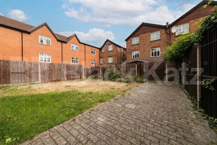 This beautifully presented one bedroom apartment is set on first floor of charming modern development located stone throw away from all the trendy bars, restaurants and shops of Willesden Green Heathfield Park, Lotus House, NW2,  Lotus House