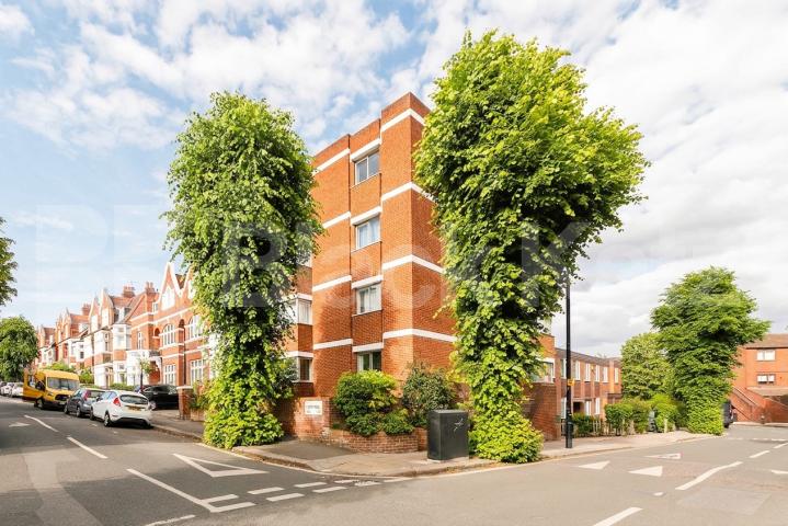UNDERGROUND PARKING SPACEWe are delighted to offer for rent this lovely, homely one bedroom apartment set on the raised ground floor of a private purpose built block Lymington Road, London, NW6,  London