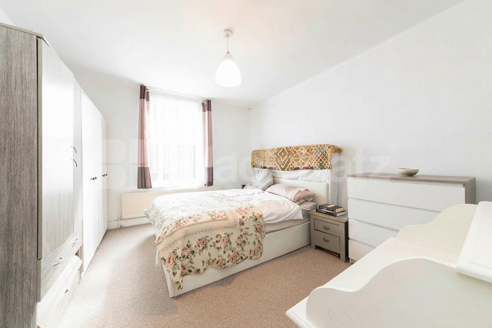 A well-presented and fully furnished two-bedroom first-floor flat located on the popular Chamberlayne Road, NW10.The property offers two good-sized bedrooms, a bright and spacious reception room, a separate fully fitted kitchen, and a modern family b Chamberlayne Road, Kensal rise, NW10,  London