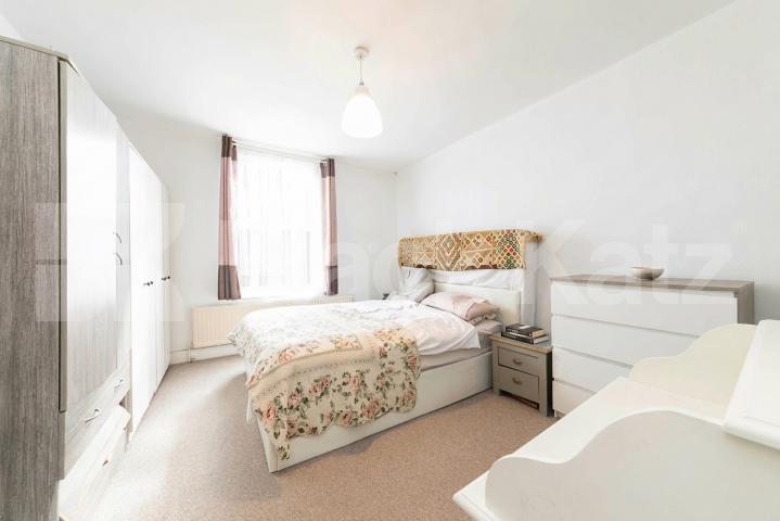 A well-presented and fully furnished two-bedroom first-floor flat located on the popular Chamberlayne Road, NW10.The property offers two good-sized bedrooms, a bright and spacious reception room, a separate fully fitted kitchen, and a modern family b Chamberlayne Road, Kensal rise, NW10,  London