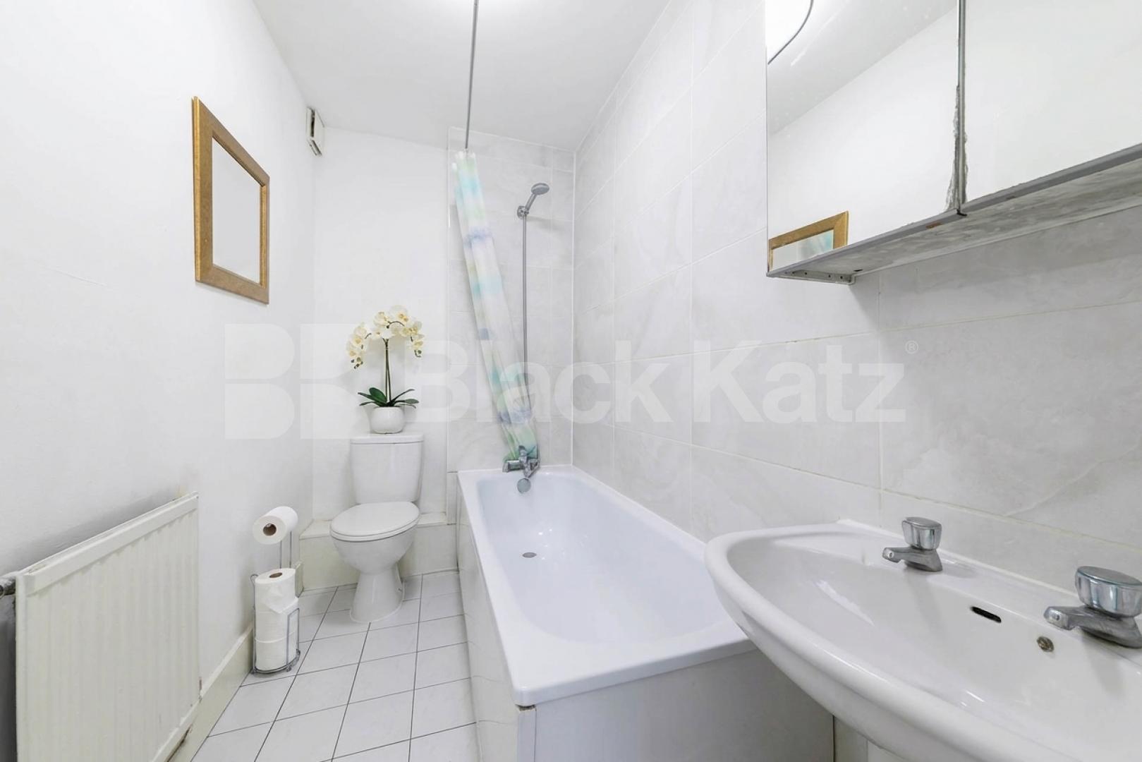 A well-presented and fully furnished two-bedroom first-floor flat located on the popular Chamberlayne Road, NW10.The property offers two good-sized bedrooms, a bright and spacious reception room, a separate fully fitted kitchen, and a modern family b Chamberlayne Road, Kensal rise, NW10,  London