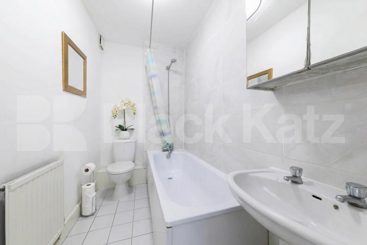 A well-presented and fully furnished two-bedroom first-floor flat located on the popular Chamberlayne Road, NW10.The property offers two good-sized bedrooms, a bright and spacious reception room, a separate fully fitted kitchen, and a modern family b Chamberlayne Road, Kensal rise, NW10,  London