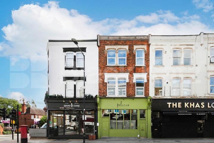 A well-presented and fully furnished two-bedroom first-floor flat located on the popular Chamberlayne Road, NW10.The property offers two good-sized bedrooms, a bright and spacious reception room, a separate fully fitted kitchen, and a modern family b Chamberlayne Road, Kensal rise, NW10,  London