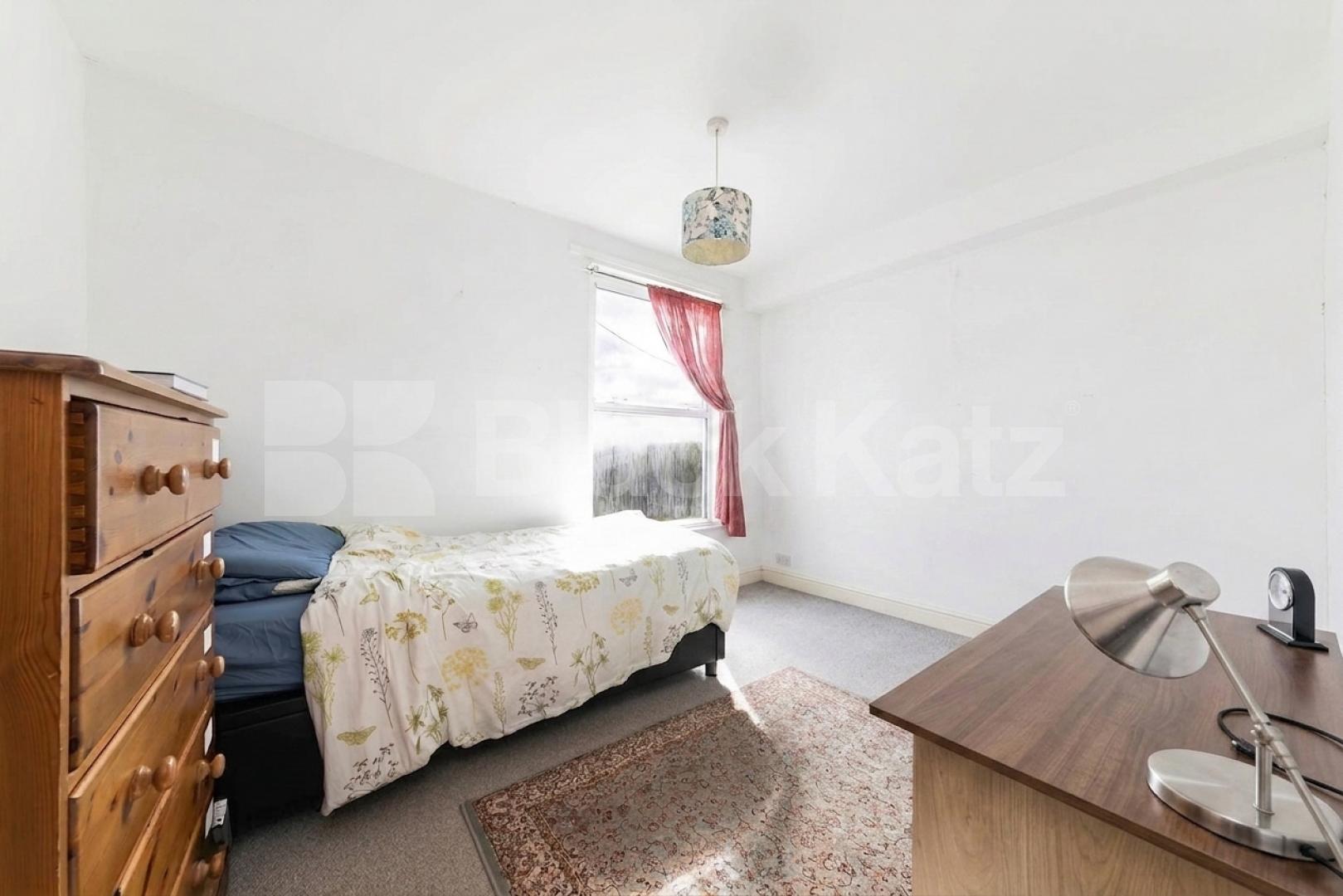 A well-presented and fully furnished two-bedroom first-floor flat located on the popular Chamberlayne Road, NW10.The property offers two good-sized bedrooms, a bright and spacious reception room, a separate fully fitted kitchen, and a modern family b Chamberlayne Road, Kensal rise, NW10,  London