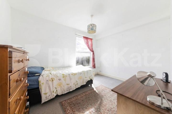 A well-presented and fully furnished two-bedroom first-floor flat located on the popular Chamberlayne Road, NW10.The property offers two good-sized bedrooms, a bright and spacious reception room, a separate fully fitted kitchen, and a modern family b Chamberlayne Road, Kensal rise, NW10,  London