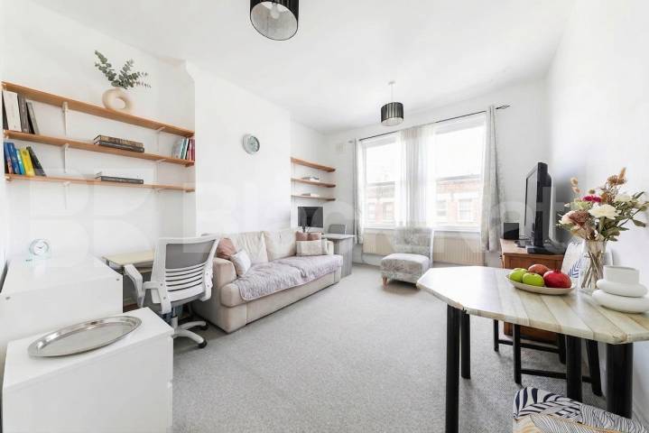 A well-presented and fully furnished two-bedroom first-floor flat located on the popular Chamberlayne Road, NW10.The property offers two good-sized bedrooms, a bright and spacious reception room, a separate fully fitted kitchen, and a modern family b Chamberlayne Road, Kensal rise, NW10,  London