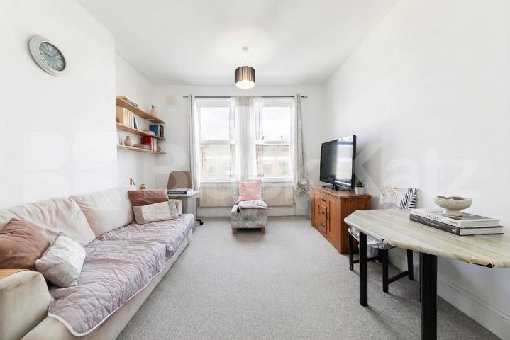 A well-presented and fully furnished two-bedroom first-floor flat located on the popular Chamberlayne Road, NW10.The property offers two good-sized bedrooms, a bright and spacious reception room, a separate fully fitted kitchen, and a modern family b Chamberlayne Road, Kensal rise, NW10,  London