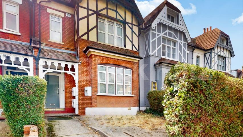 A spacious and well-maintained three double bedroom apartment situated in the popular Grosvenor Gardens area of Willesden Green, NW2 Grosvenor Gardens, London, NW2,  London