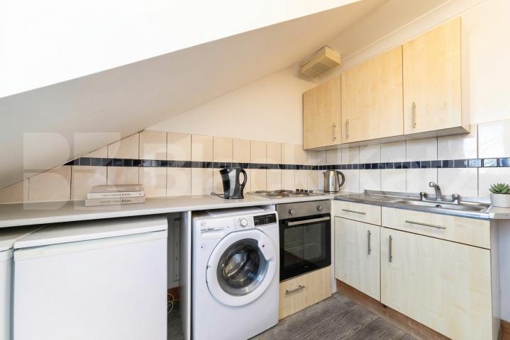 A well-presented and spacious two double bedroom apartment in a convenient location, just a short walk from Jubilee Station, offering excellent transport links.The property comprises two generous double bedrooms, a bright and comfortable separate lou Burnley Road, London, NW10,  London