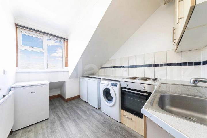 A well-presented and spacious two double bedroom apartment in a convenient location, just a short walk from Jubilee Station, offering excellent transport links.The property comprises two generous double bedrooms, a bright and comfortable separate lou Burnley Road, London, NW10,  London