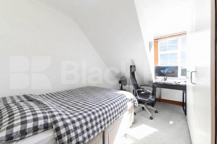 A well-presented and spacious two double bedroom apartment in a convenient location, just a short walk from Jubilee Station, offering excellent transport links.The property comprises two generous double bedrooms, a bright and comfortable separate lou Burnley Road, London, NW10,  London