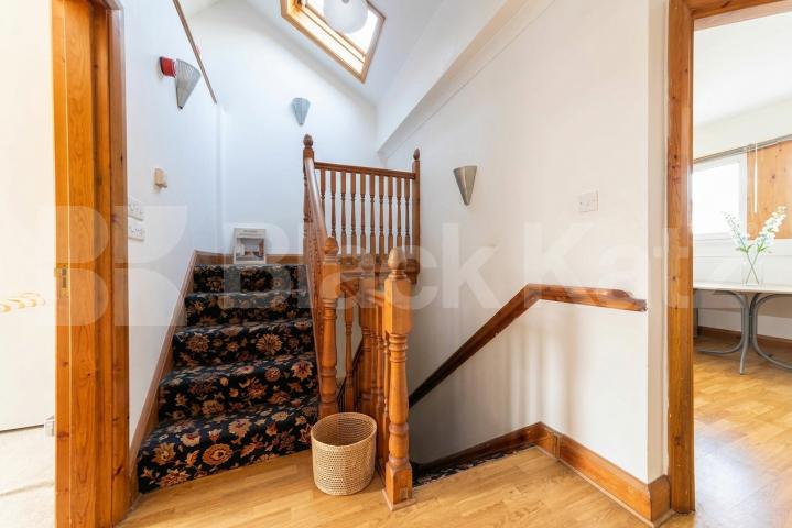 A well-presented and spacious two double bedroom apartment in a convenient location, just a short walk from Jubilee Station, offering excellent transport links.The property comprises two generous double bedrooms, a bright and comfortable separate lou Burnley Road, London, NW10,  London