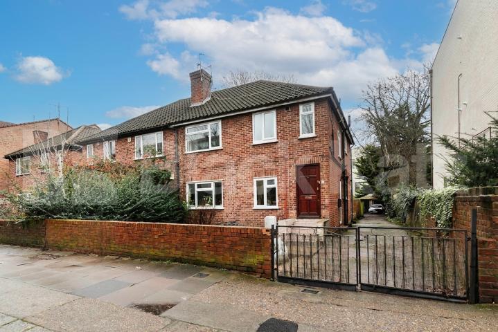 A spacious and well-presented two-bedroom property available to rent now in the highly desirable Queens Park, NW6 area, offered at a great price Christchurch Avenue, Queens Park, NW6,  London