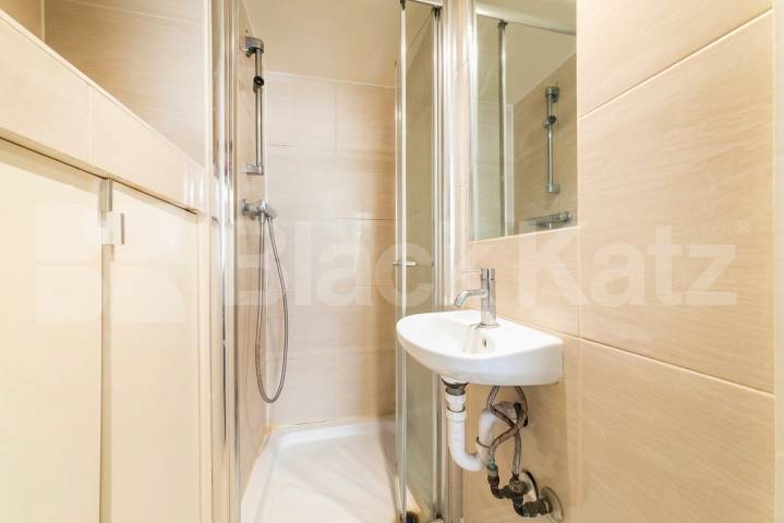 A well-presented mezzanine studio apartment situated on the sought-after Sutherland Avenue, W9, available from the end of August.This bright and cleverly designed studio features an open-plan living area with a modern kitchen, dining space and comfor Sutherland Avenue, London, W9,  London