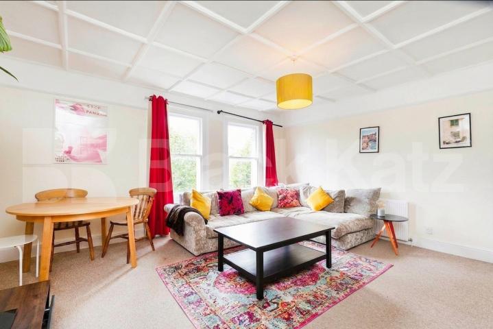 Available from the end of August, this well-presented furnished apartment offers bright and spacious accommodation in a popular residential location.The property comprises three generous double bedrooms, a large separate reception room providing exce Fordwych Road, London, NW2,  London