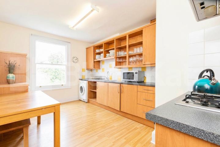 Available from the end of August, this well-presented furnished apartment offers bright and spacious accommodation in a popular residential location.The property comprises three generous double bedrooms, a large separate reception room providing exce Fordwych Road, London, NW2,  London