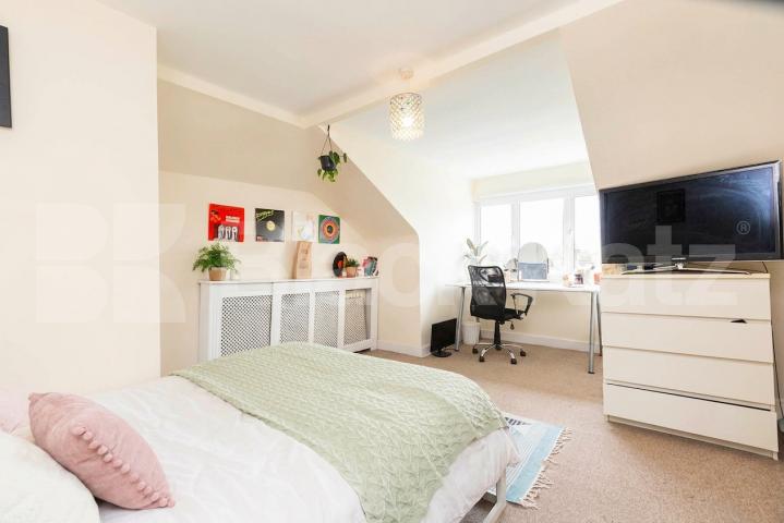 Available from the end of August, this well-presented furnished apartment offers bright and spacious accommodation in a popular residential location.The property comprises three generous double bedrooms, a large separate reception room providing exce Fordwych Road, London, NW2,  London