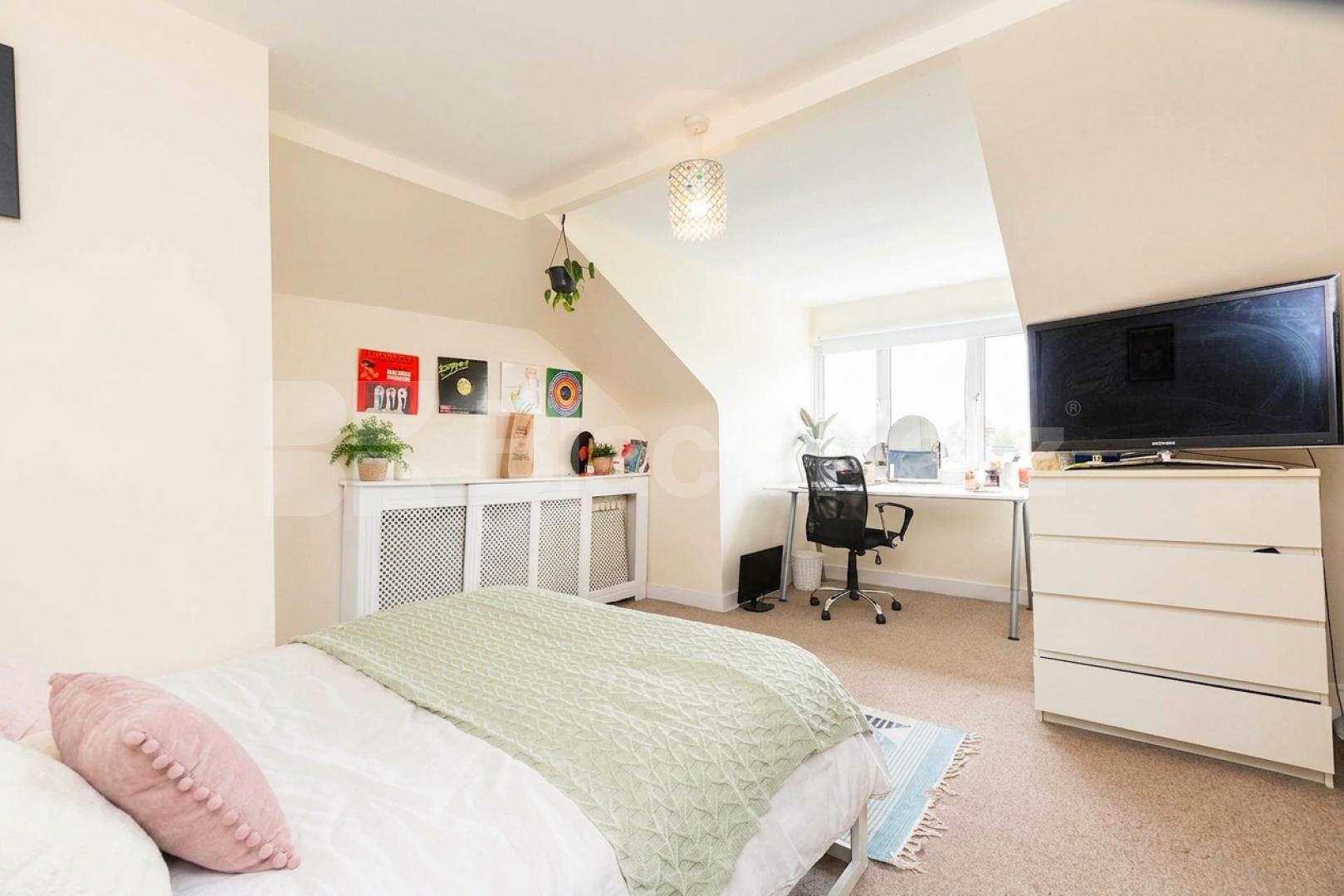 Available from the end of August, this well-presented furnished apartment offers bright and spacious accommodation in a popular residential location.The property comprises three generous double bedrooms, a large separate reception room providing exce Fordwych Road, London, NW2,  London