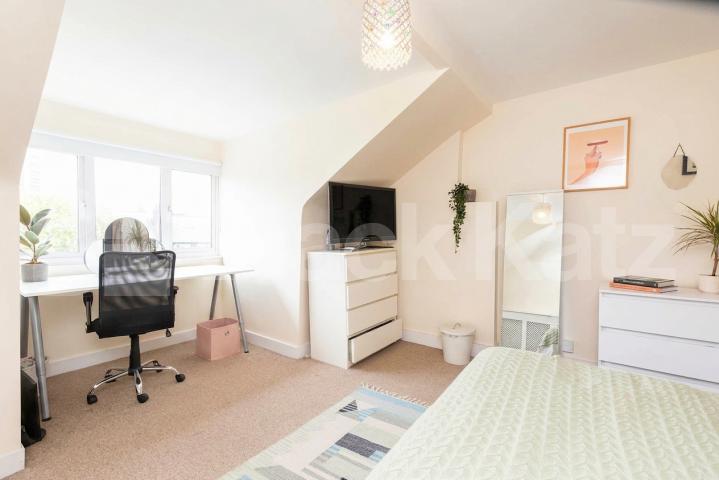 Available from the end of August, this well-presented furnished apartment offers bright and spacious accommodation in a popular residential location.The property comprises three generous double bedrooms, a large separate reception room providing exce Fordwych Road, London, NW2,  London