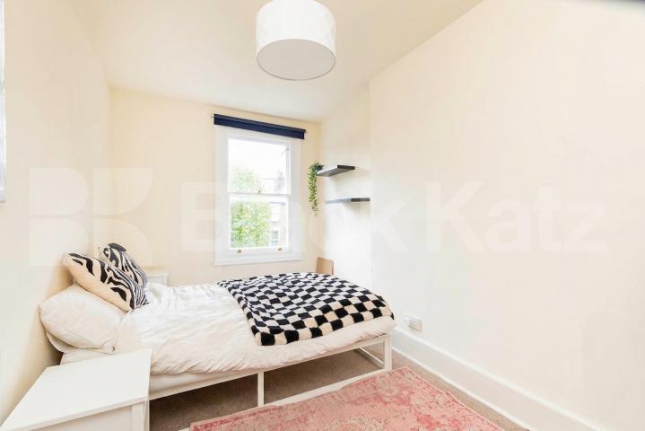 Available from the end of August, this well-presented furnished apartment offers bright and spacious accommodation in a popular residential location.The property comprises three generous double bedrooms, a large separate reception room providing exce Fordwych Road, London, NW2,  London
