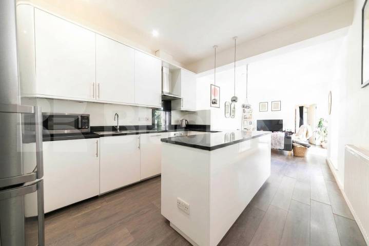 Spacious and beautifully presented 3-bedroom, 2-bathroom apartment located on sought-after Dyne Road, NW6 Dyne Road, London, NW6,  London